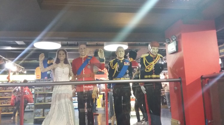 royal-family-lego-hamleys.jpg