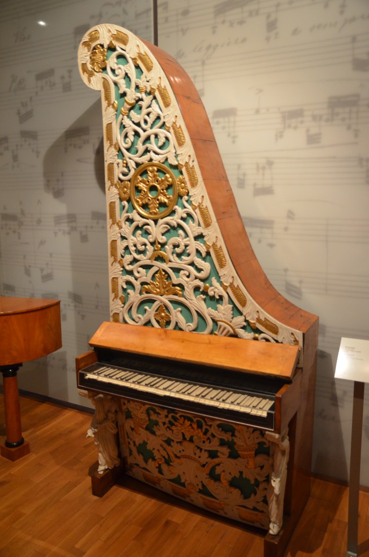 piano-girafe-prague-museum.jpg