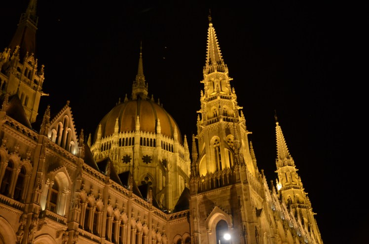parlement-budapest-by-night.jpg