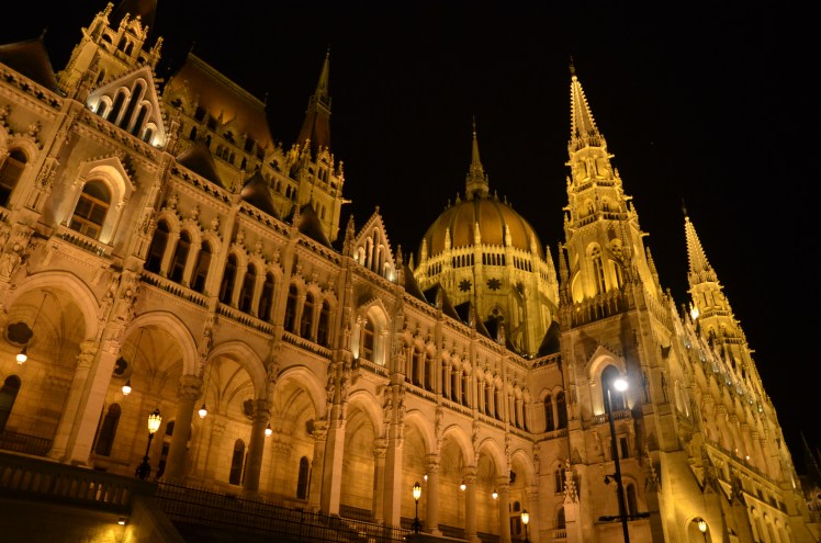 parlement-budapest-by-night.jpg